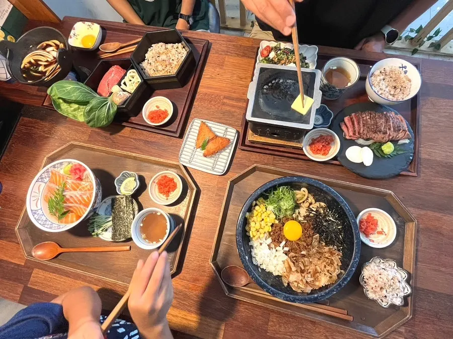 메뉴가 차려져 푸짐해진 가족 식사 테이블