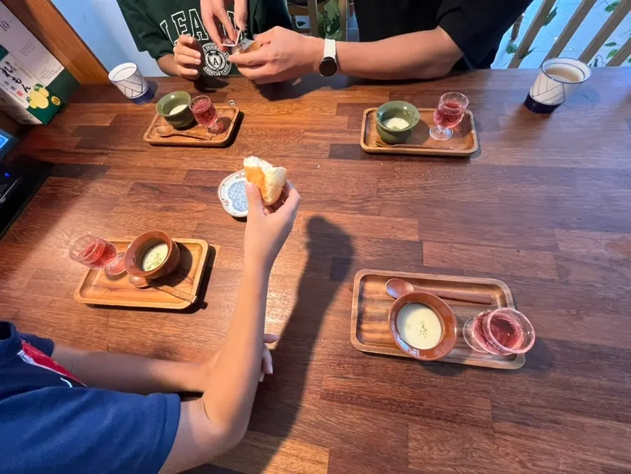 크림스프와 함께 나온 따뜻한 차