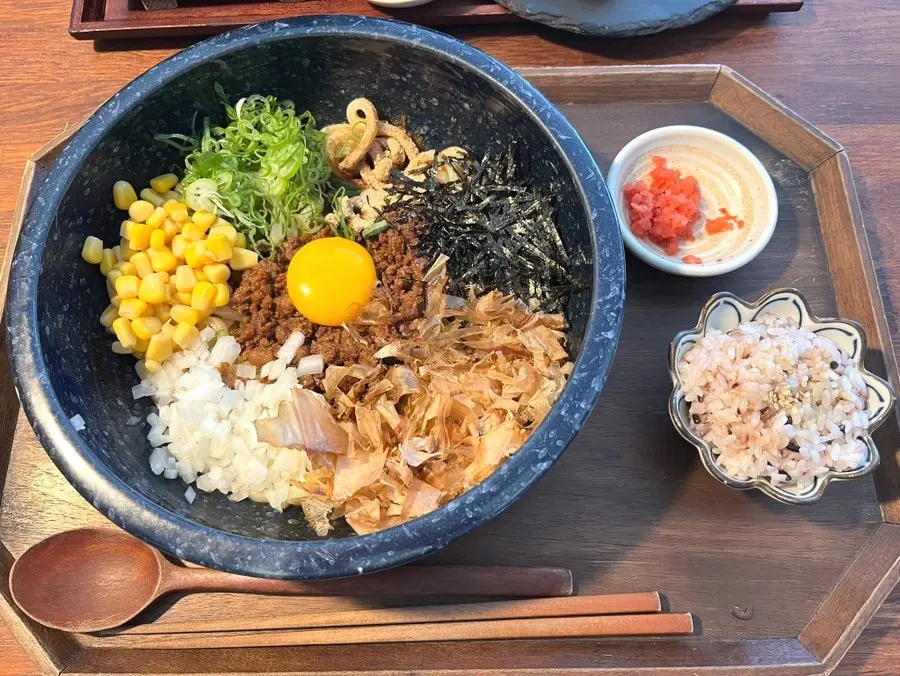 양념과 비벼 먹는 마제소바 한 그릇