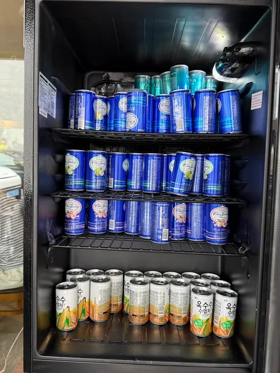 Pojok minuman gratis untuk tamu yang menunggu di luar restoran