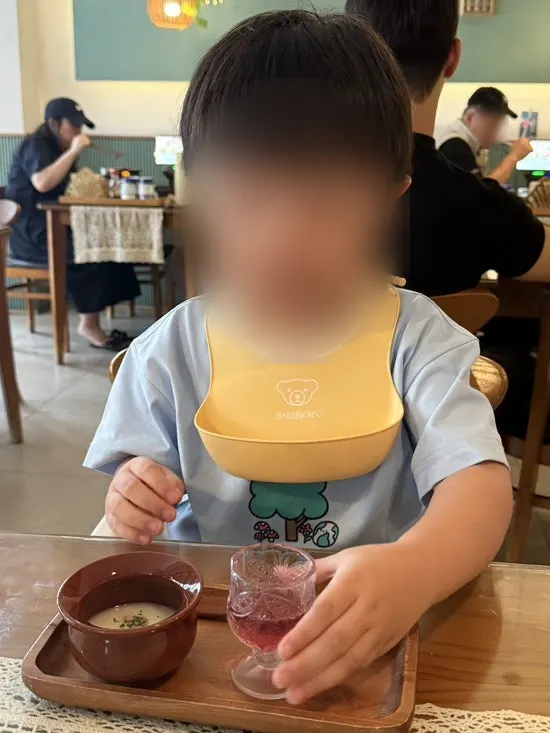 Sup krim dan minuman kecil di atas nampan