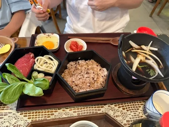 Sajian steak yang dipanggang sendiri