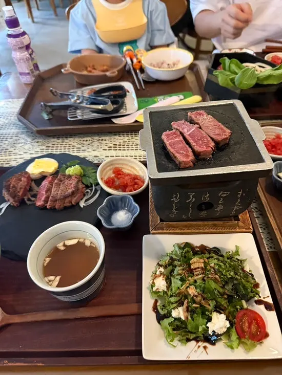 Mentega yang disajikan bersama steak