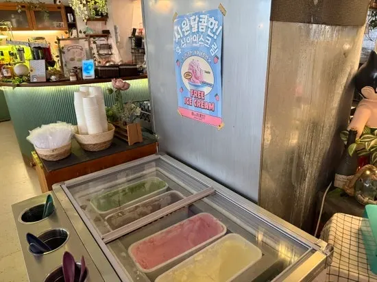 Es krim penutup yang diambil dari pojok self-service