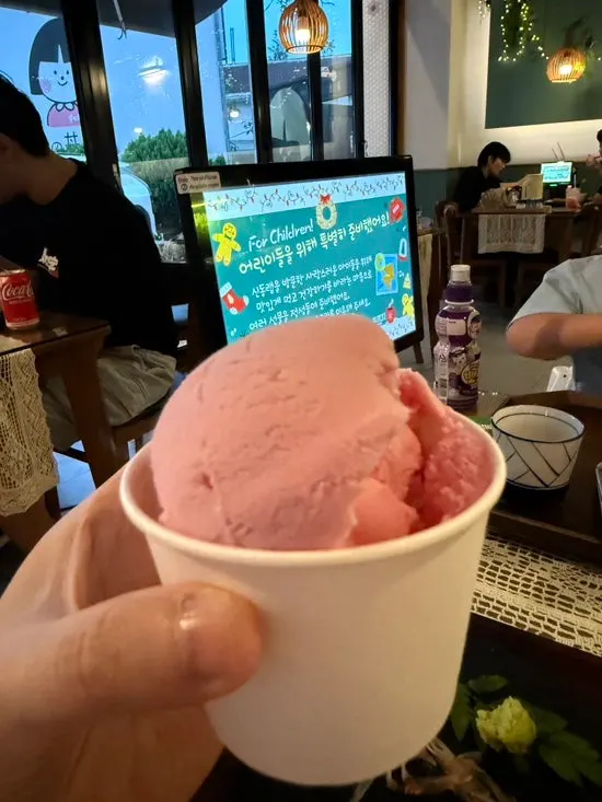 Pemandangan meja setelah makan selesai