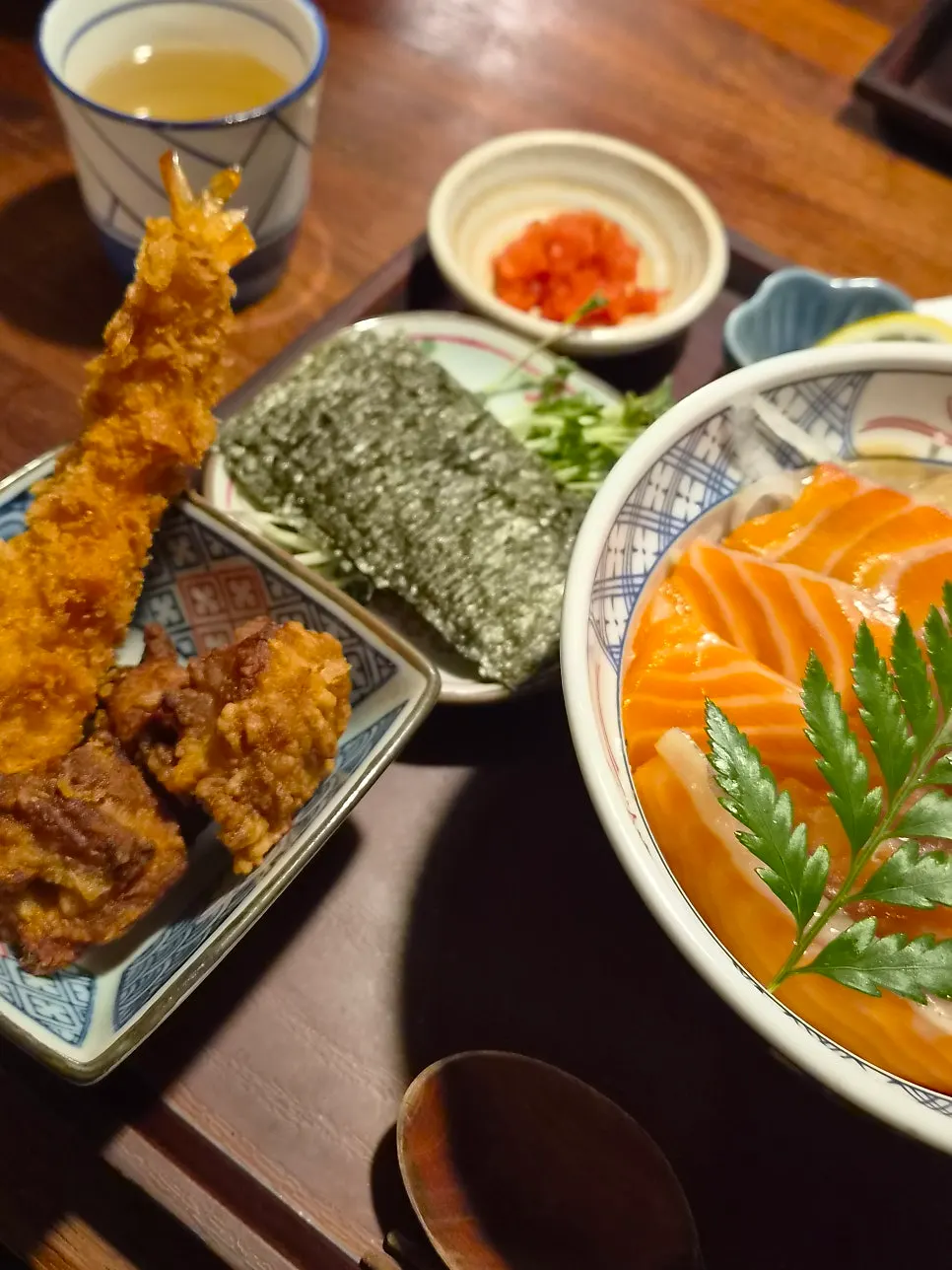 와사비를 푼 사케동 클로즈업