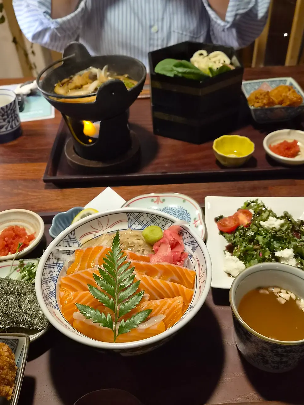맥주와 함께 차려진 일식 상차림