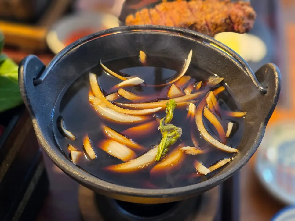 個人用コンロの鍋で用意されたすき焼き御膳