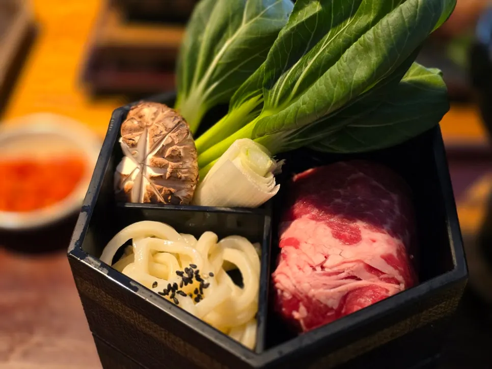 すき焼き鍋に盛られた野菜と牛肉