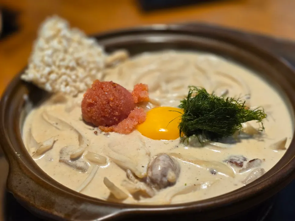 まな板に盛られた牛カツジャンボとリコッタチーズサラダ