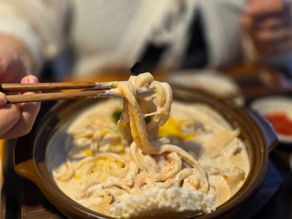 トッピングがのった信号機クリームうどん鍋