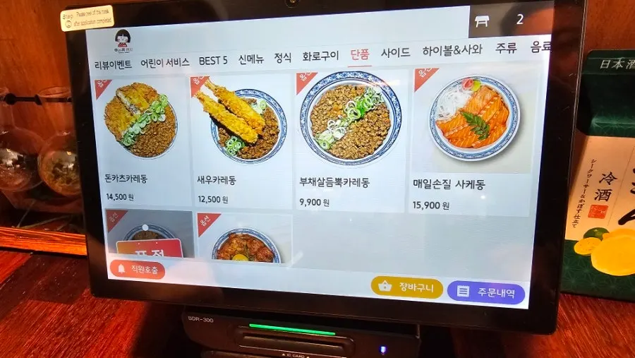 신동랩 테이블에 준비된 머리끈