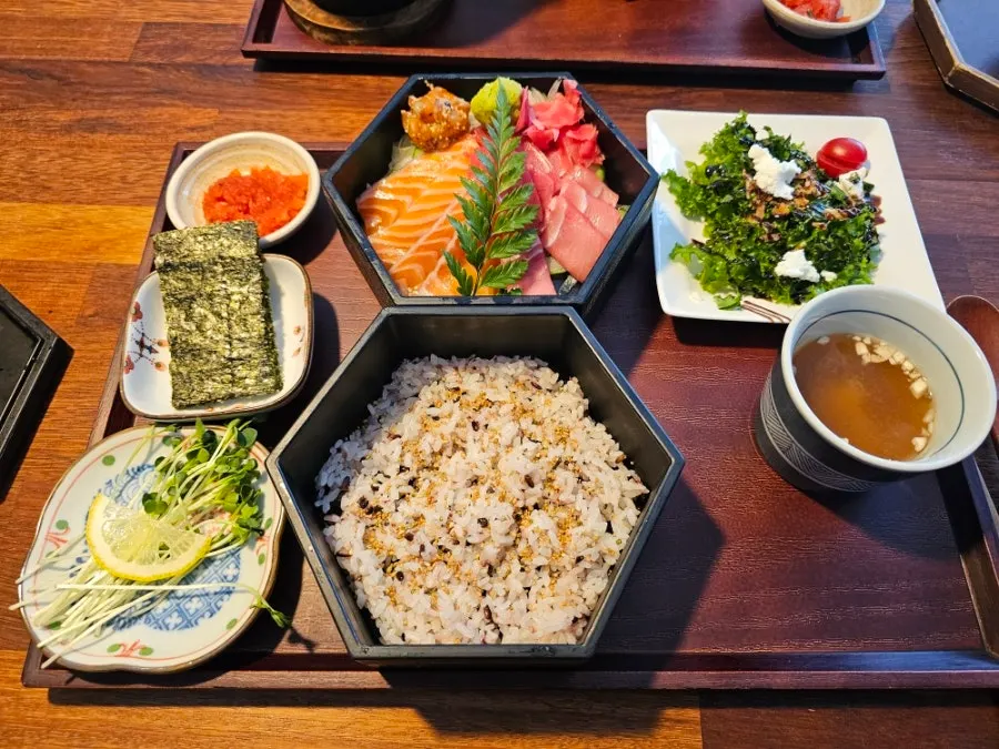 참치대뱃살과 연어정식 한 상