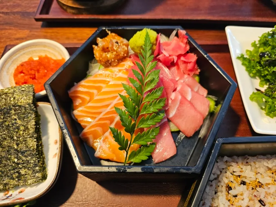연어정식과 리코타치즈샐러드