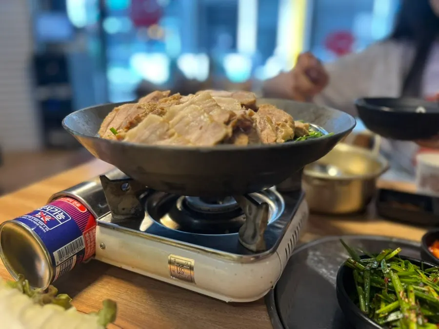 보쌈과 곁들임 반찬 상차림