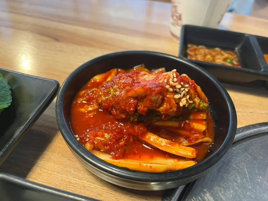살코기와 비계가 함께 있는 보쌈 한 점