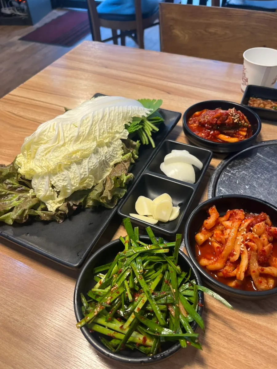 새우젓에 찍는 보쌈 고기