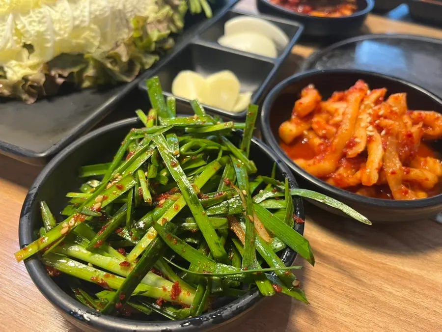 김치와 무말랭이를 올린 보쌈