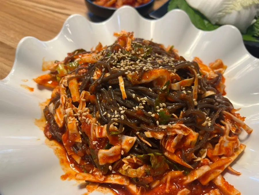 채소가 올라간 쟁반막국수