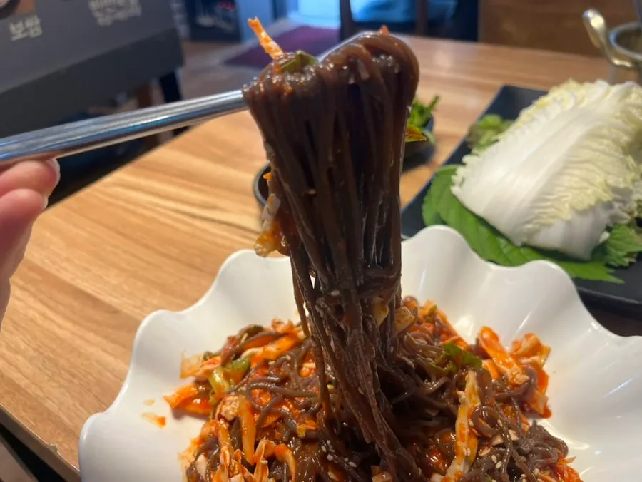 막국수 면을 젓가락으로 들어올린 모습