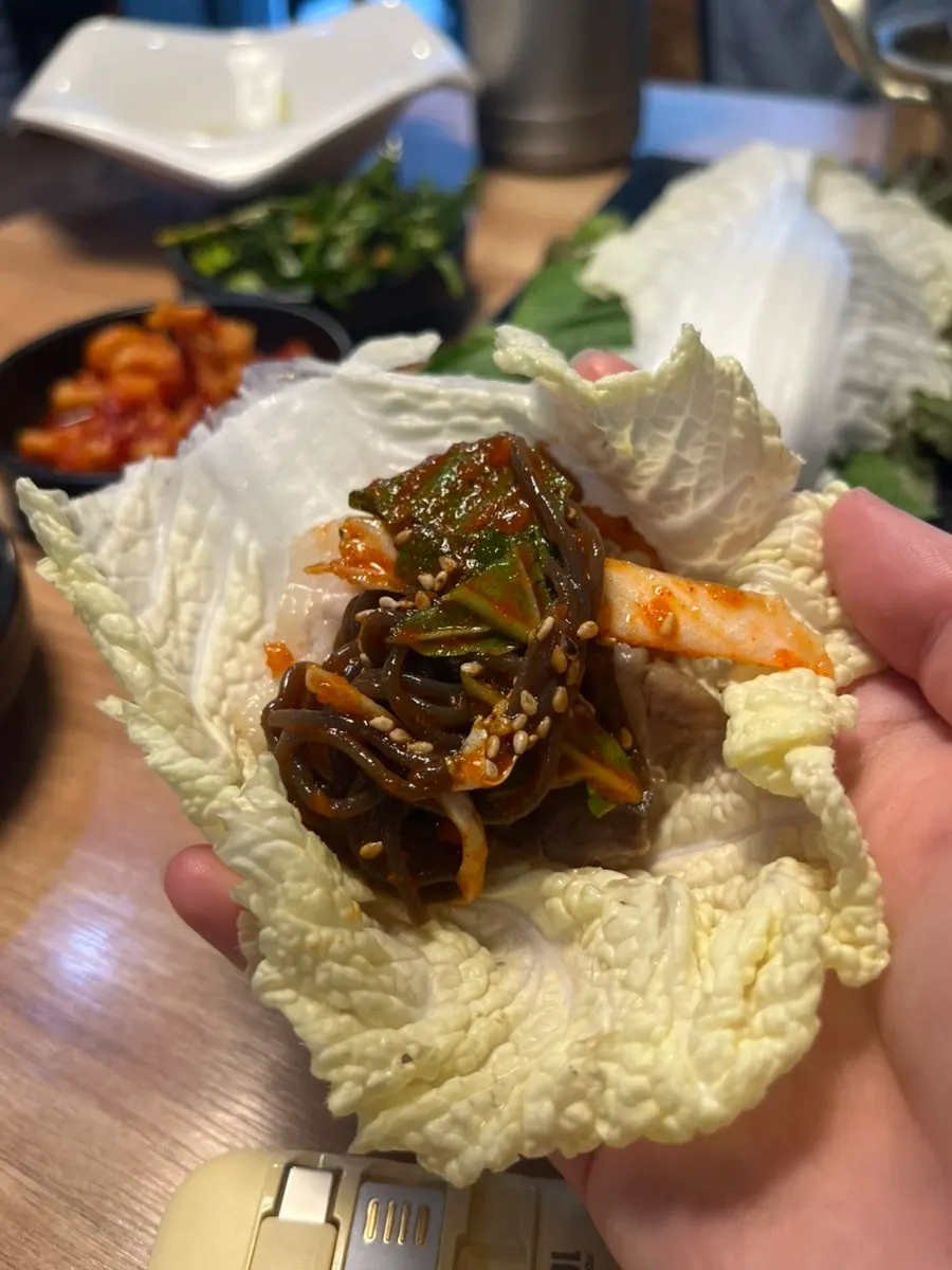 보쌈과 쟁반막국수 함께 담긴 한입
