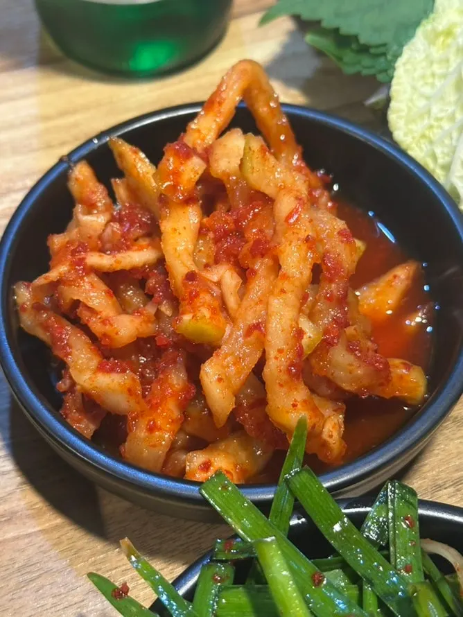 Half-and-half jokbal combining plain and spicy versions