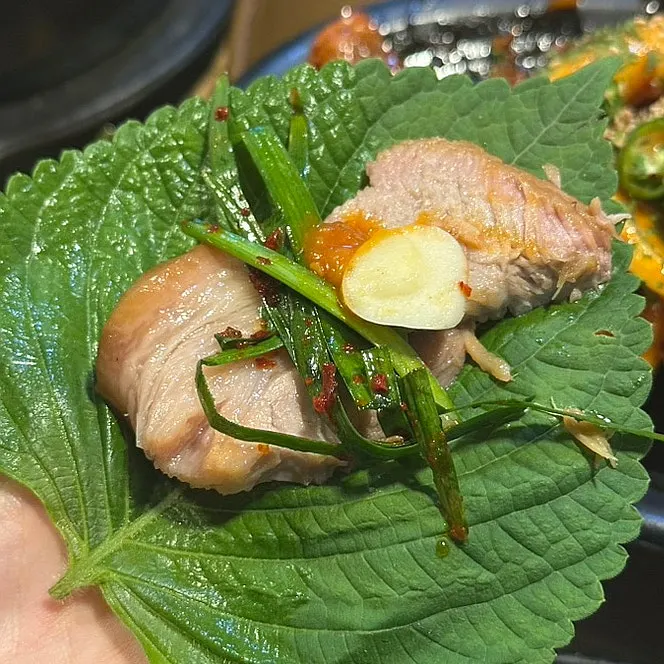 Lettuce wrap with jokbal and seasoned chives