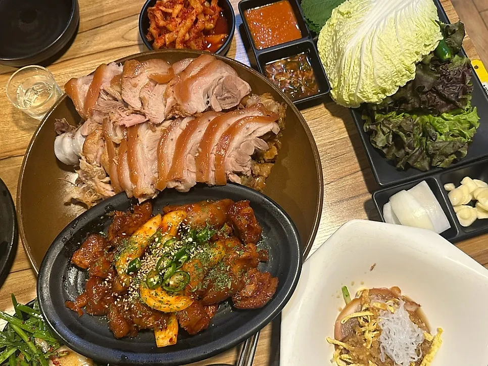 Nearly empty plate of half-and-half jokbal