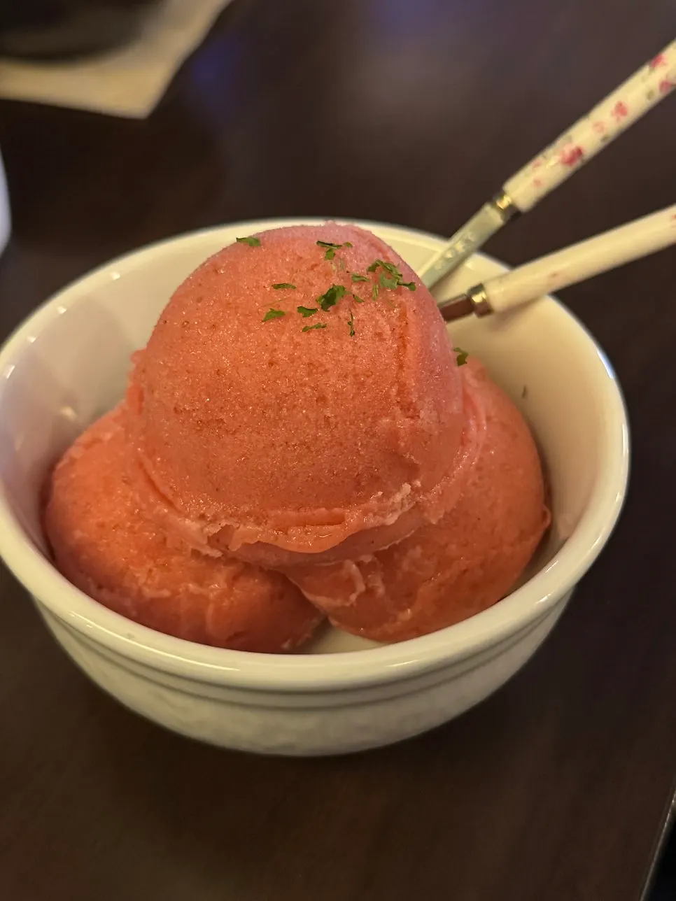 그릇에 담긴 무근지 딸기셔벗