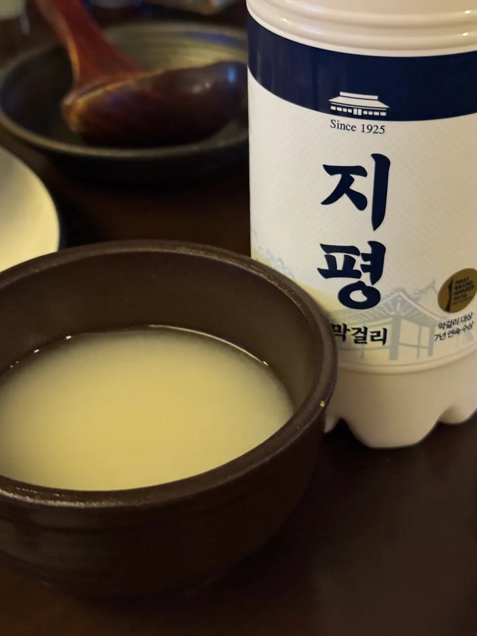 안주와 함께 놓인 맥주와 소주