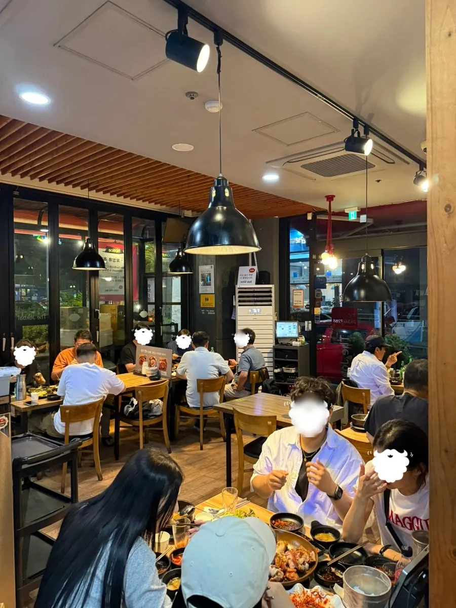 The dining hall of The Jokbal Sindorim Main Branch full of weekday evening customers