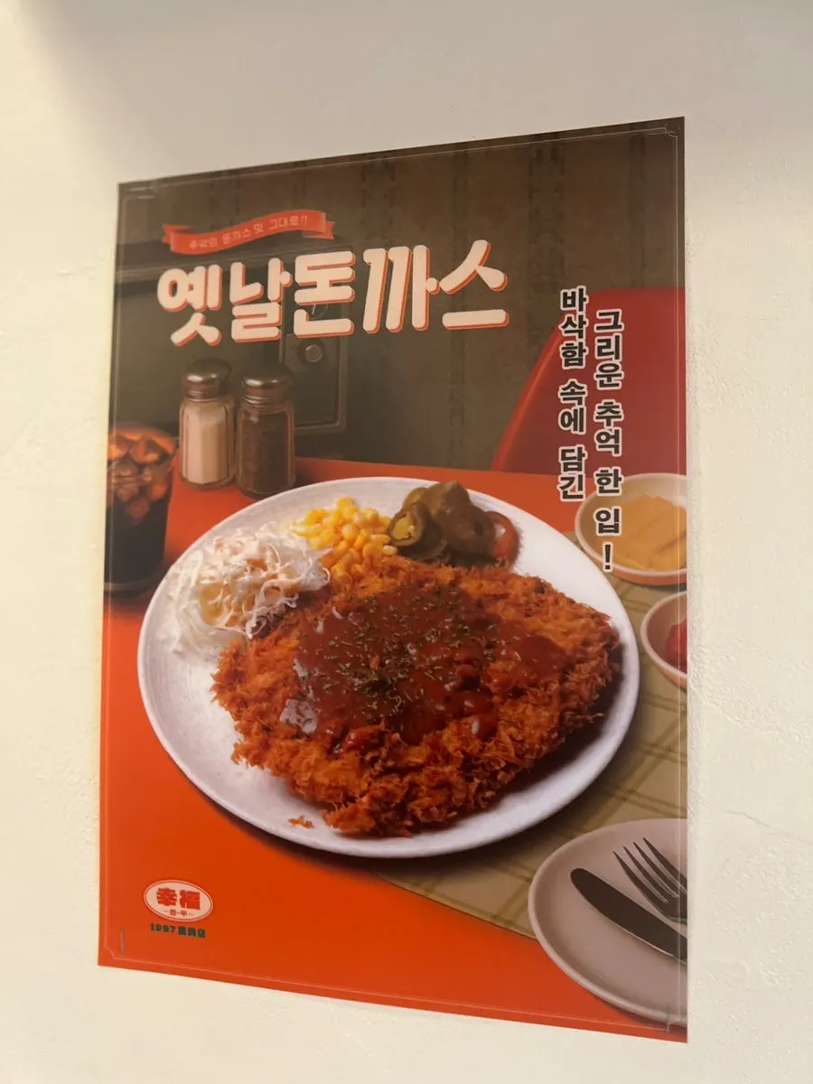 나무 가구와 따뜻한 조명의 매장 내부