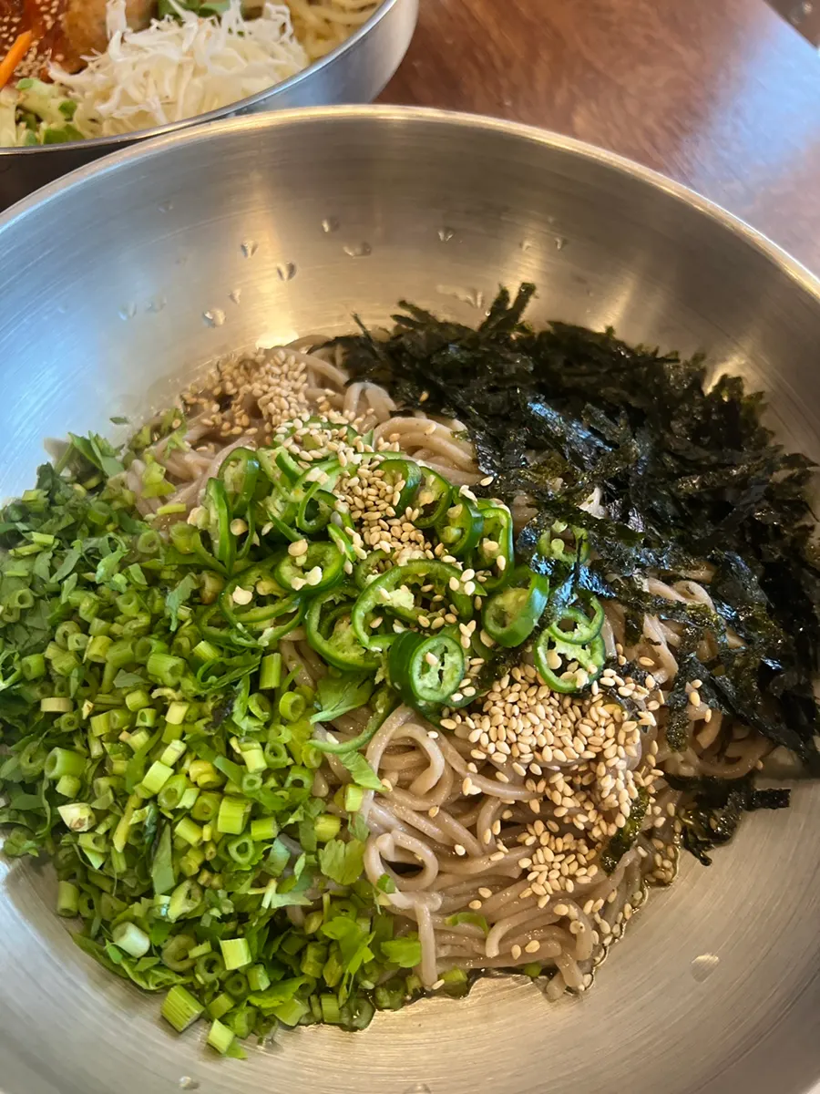 세팅된 테이블과 기본 찬