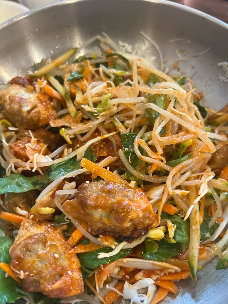 채소와 미니 만두가 담긴 비빔만두