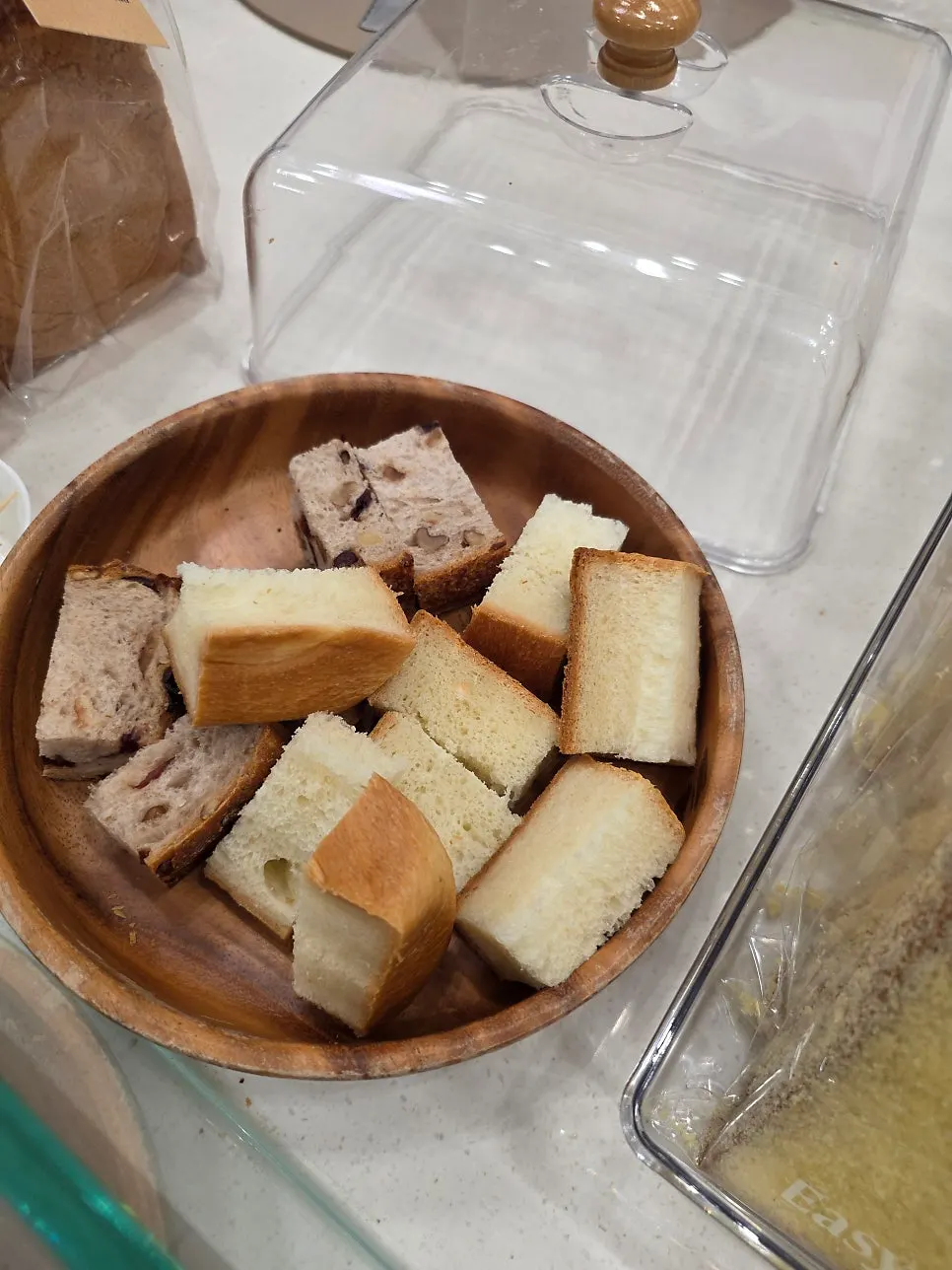 올리브치즈 생식빵이 놓인 매대