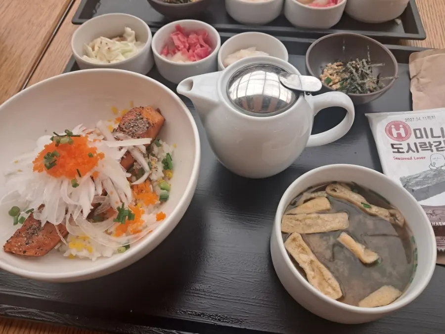 Salmon rice bowl and eel rice bowl served on trays