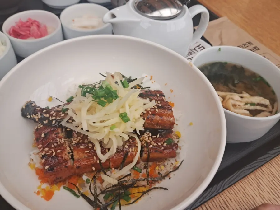 Eel rice bowl with a whole grilled eel laid over the rice