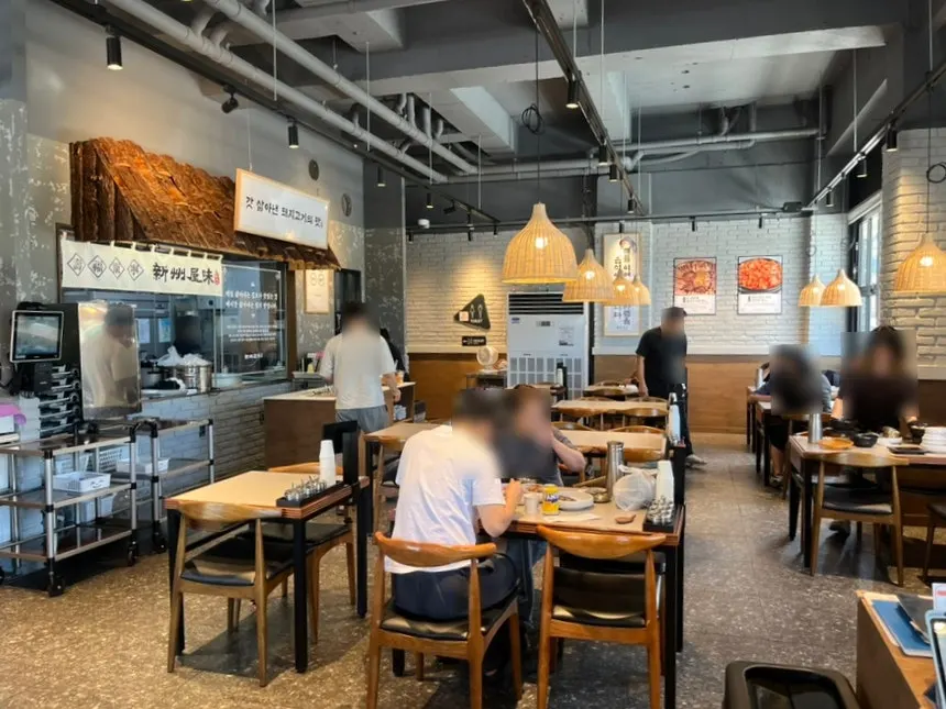 Spacious and clean interior of Sinjuokmi