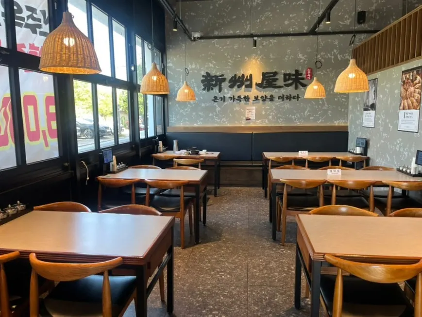 Seating with lighting inside Sinjuokmi