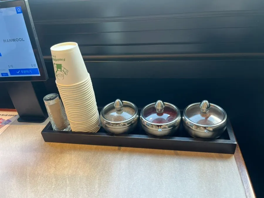 Sinjuokmi's basic side dish table setting