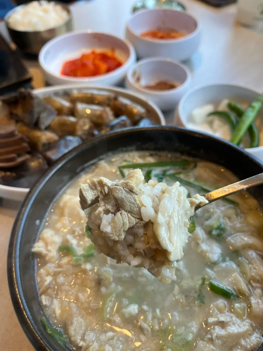 Restorative sticky-rice nurungji pork gukbap with nurungji mixed in