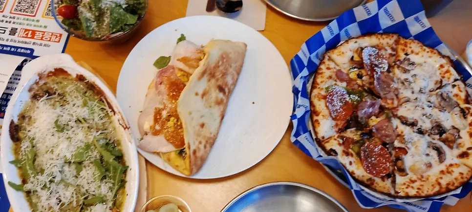 방울토마토와 치즈가 올라간 샐러드