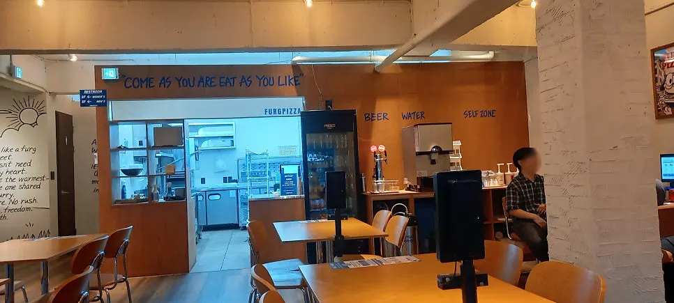 피자에 곁들인 여러 가지 소스