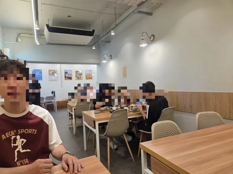 벽돌 외관의 카페동이 시지점 입구