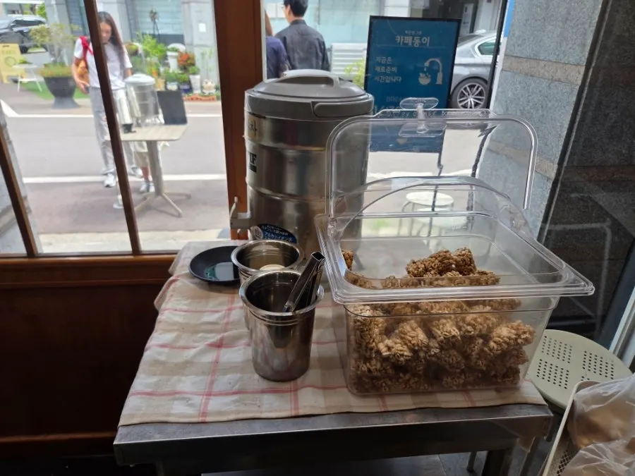 주문한 두 가지 한식 밥상 상차림