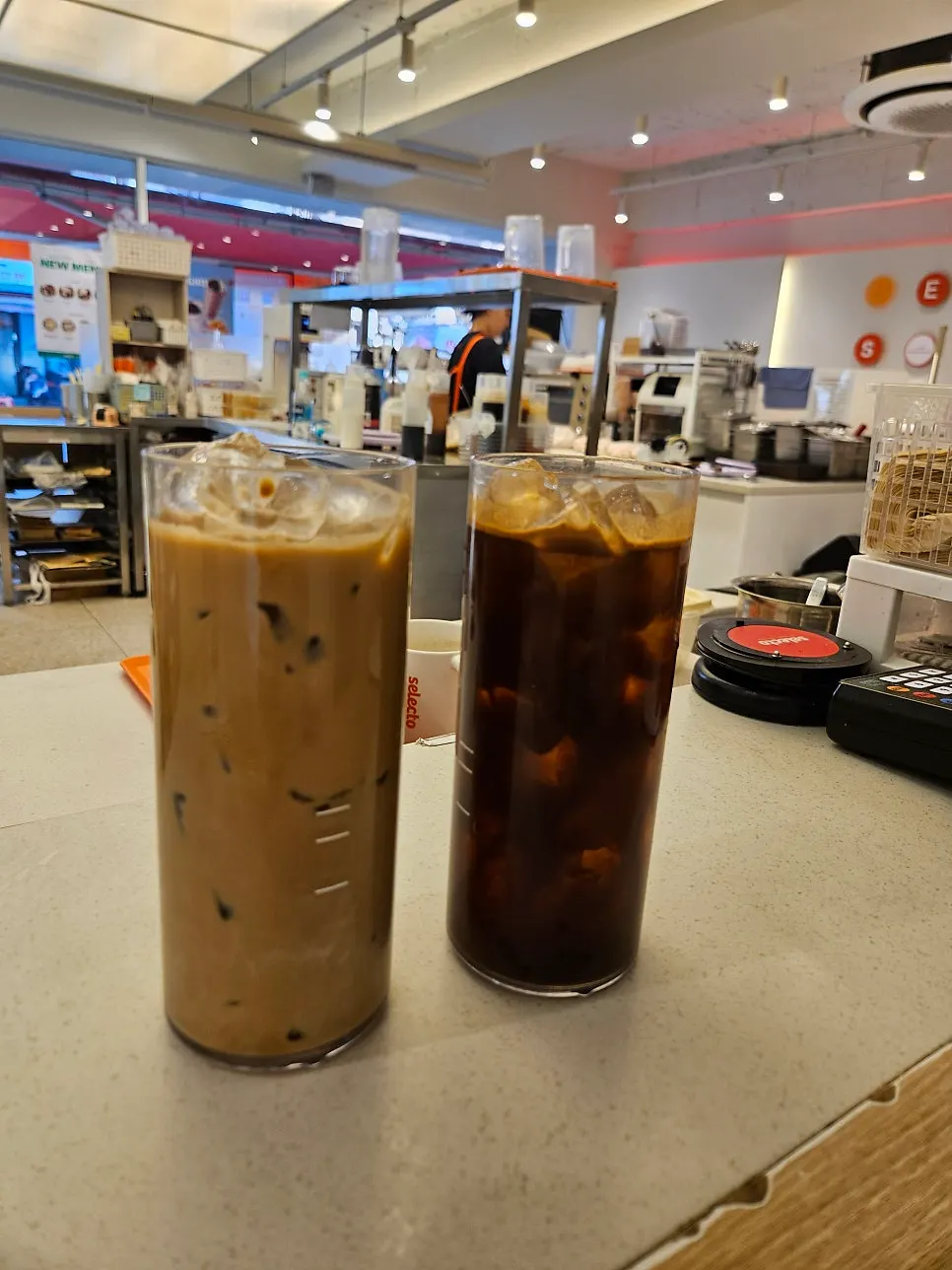 Entrance of the 24-hour café Selecto Coffee near Sinnonhyeon Station