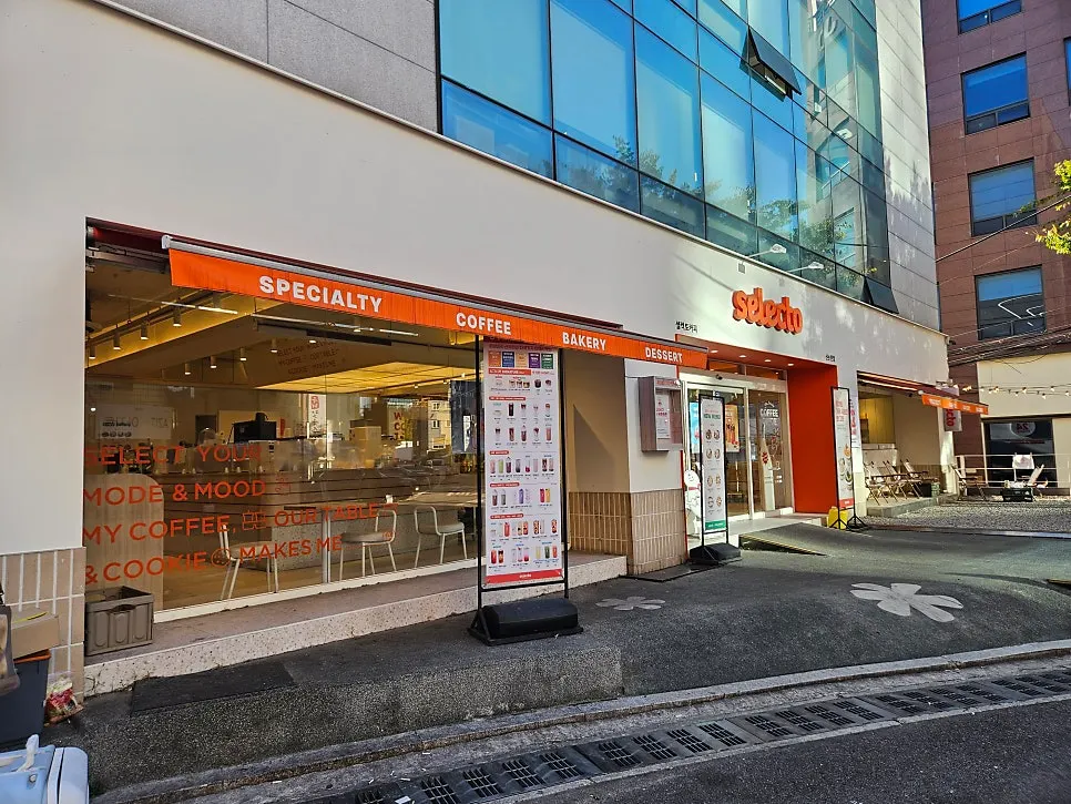 Exterior of Selecto Coffee near Exit 1 of Sinnonhyeon Station