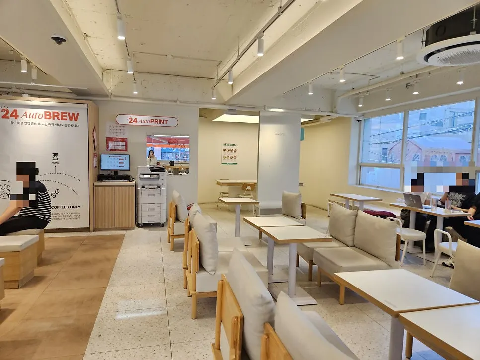 Spacious interior seating at Selecto Coffee Sinnonhyeon Branch