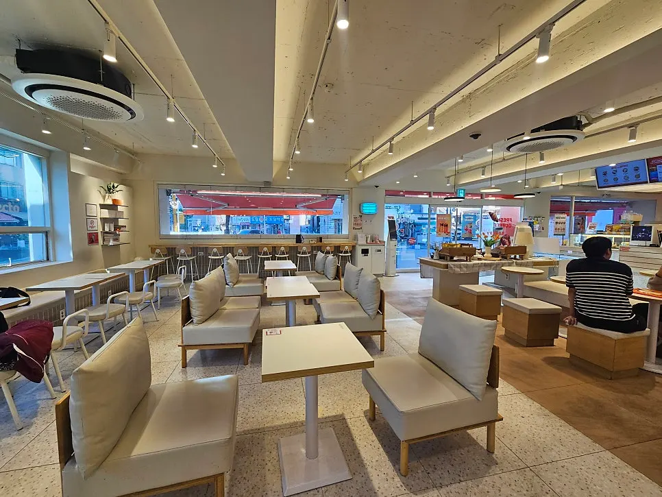 Hall with group tables at Selecto Coffee Sinnonhyeon Branch