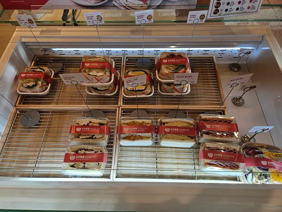Display shelf with sandwiches and salads